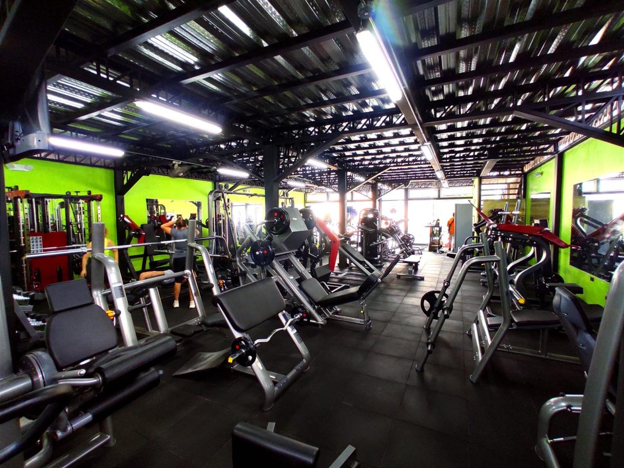 Zona de Pesas y Musculación en Mapasingue - Athletic Gym